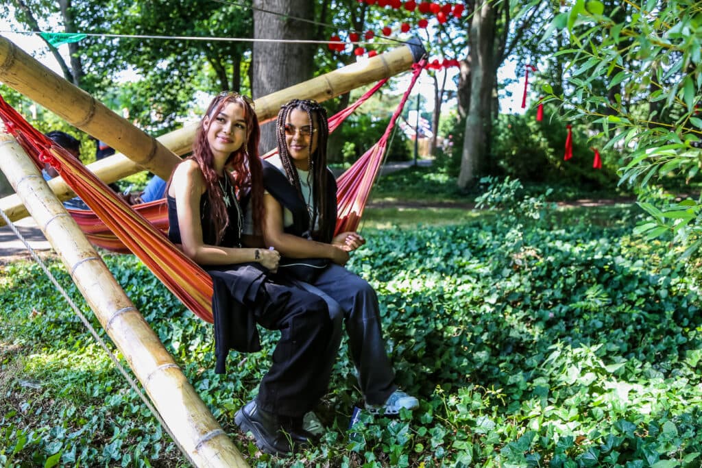 Zomerfestival Sfeerbeeld tijdens het openluchtfestival in het Zuiderparktheater Den Haag
